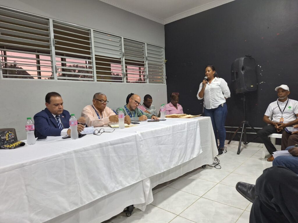 PRESIDENTE DE MARJORIE EXPONIENDO NECESIDADES